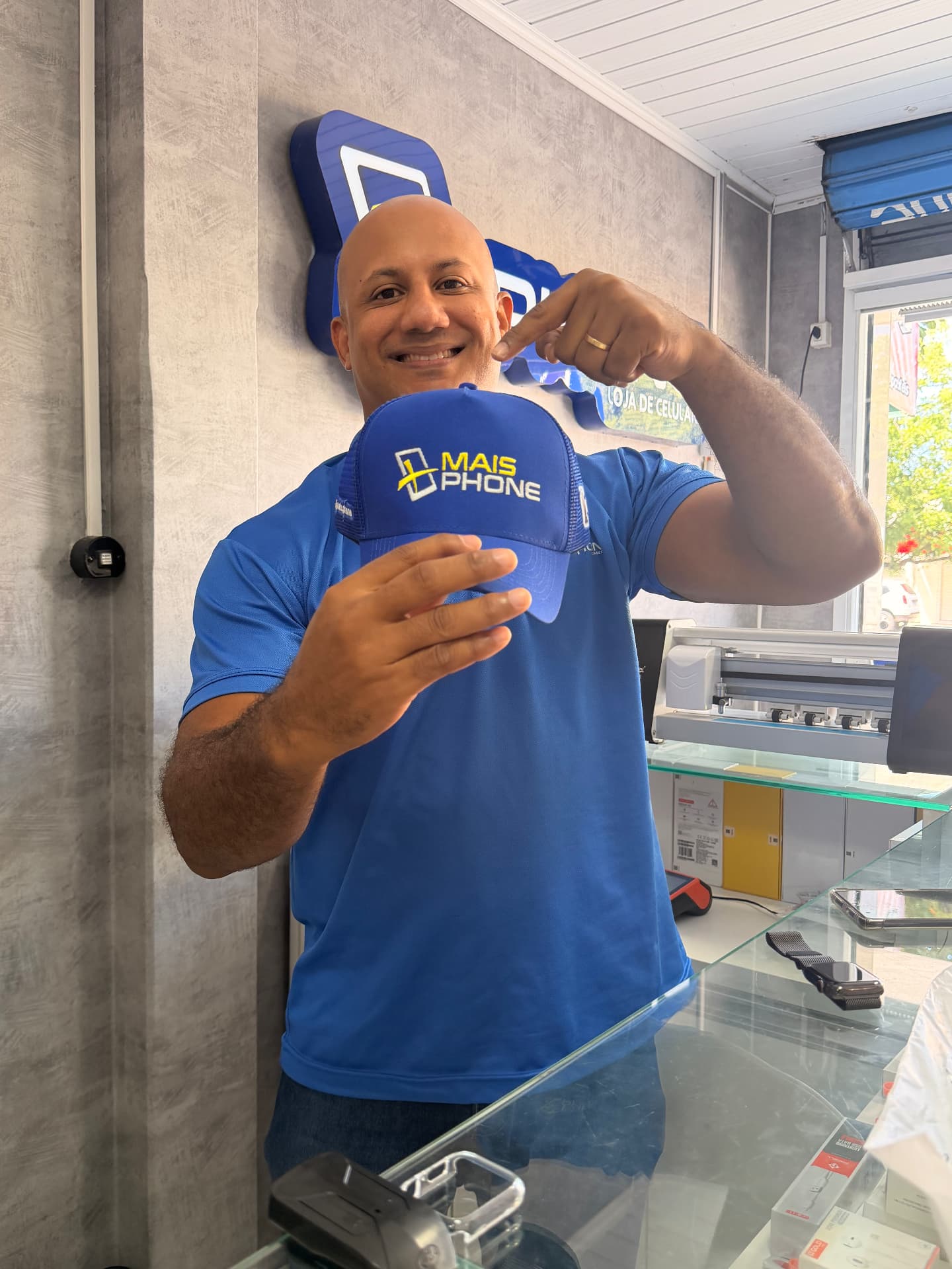 Italo, fundador da Mais Phone, na loja em Aracaju